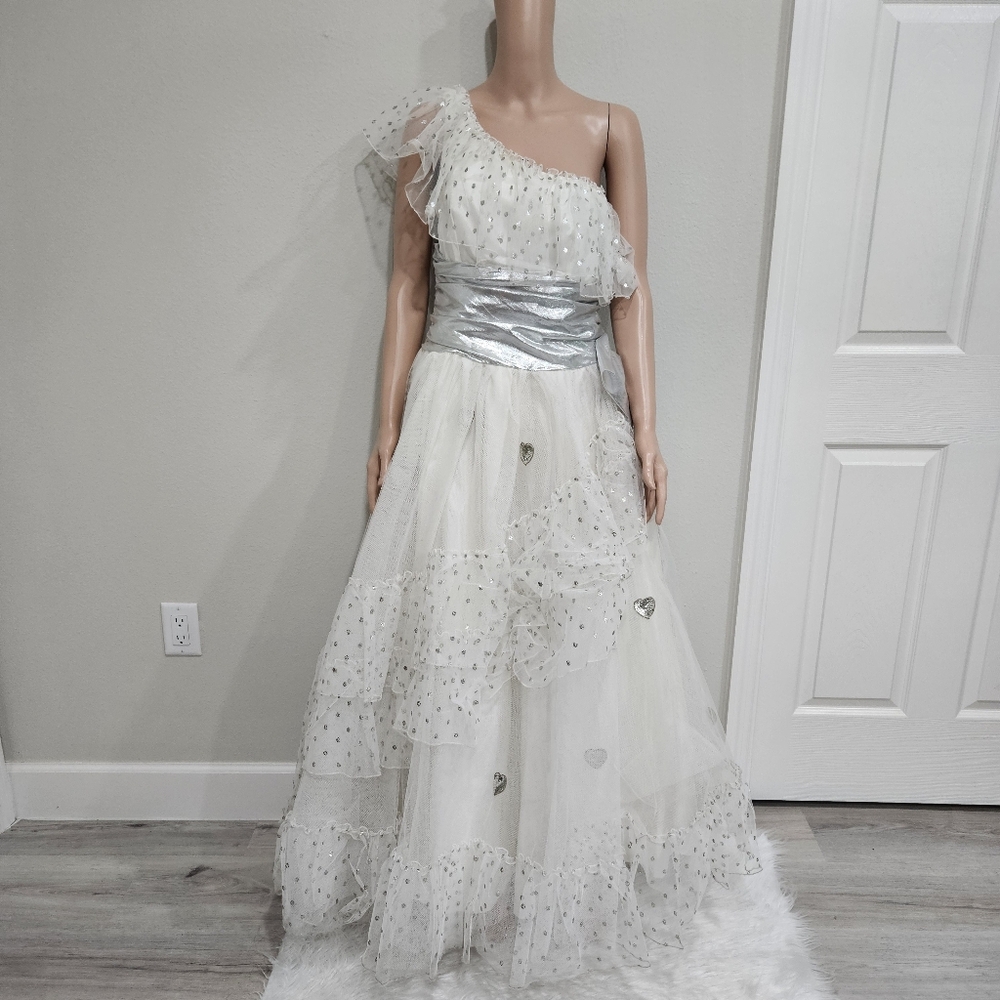 One-Shoulder Ivory Tulle Evening Gown with Silver Waist